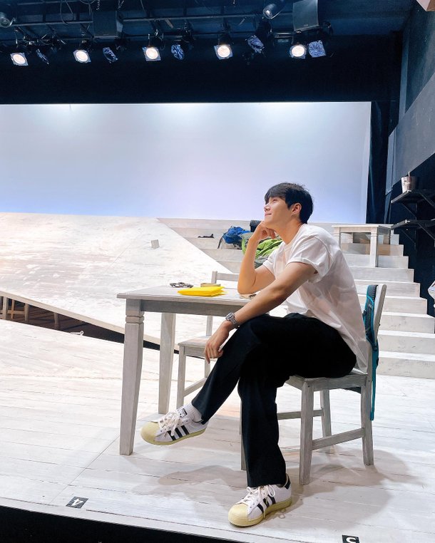 김선호, 9월을 여는 보조개 미소…