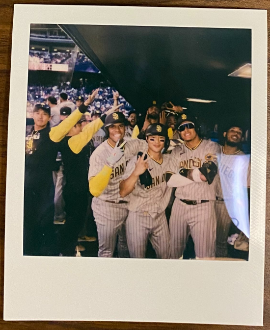 소토-마차도 사이에 '센터 김하성'…"아주 멋진 사진이다" : 네이트 스포츠 소토-마차도 사이에 '센터 김하성'…"아주 멋진 사진이다" : 네이트 스포츠