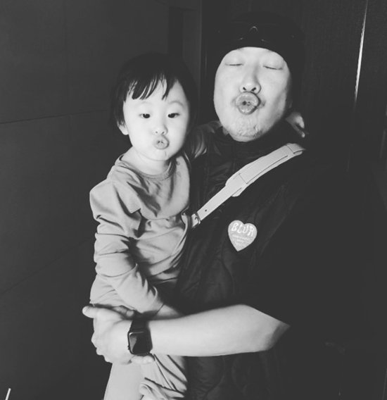 '별♥' 하하, 희귀병 투병 막내딸 근황…애틋하네 : 네이트 뉴스