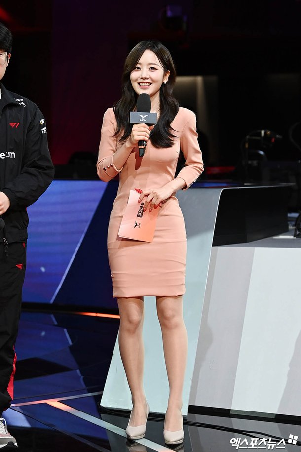 '일요일의 칼퇴 요정' 함예진 아나운서, 화사한 핑크빛 미모[엑's HD화보] : 네이트 뉴스