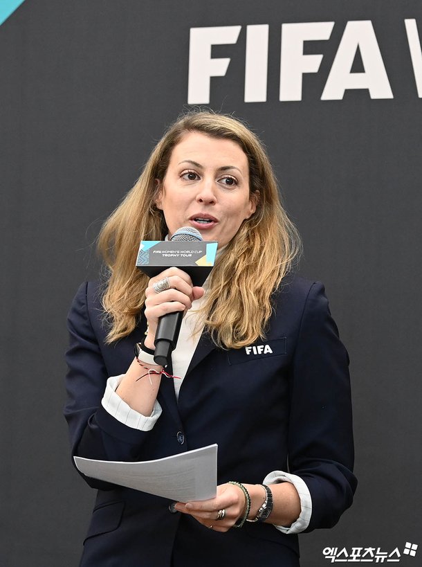 사라 간도인 'FIFA 대표해 인사'[포토] : 네이트 스포츠