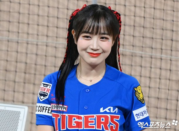 변하율 치어리더 2023년 KIA 타이거즈 파란색 유니폼과 양갈래 헤어스타일