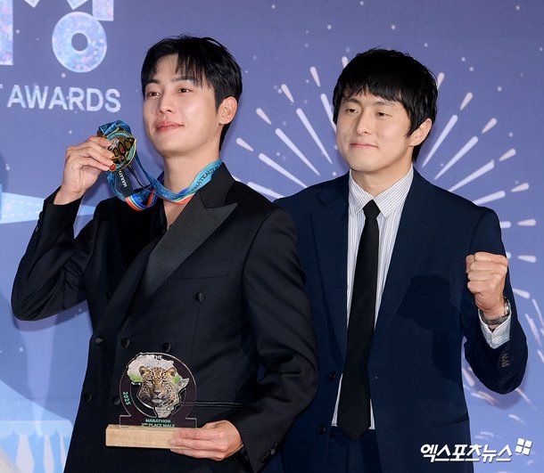 극한84의 권화운과 기안84가 시상식에서 함께한 사진