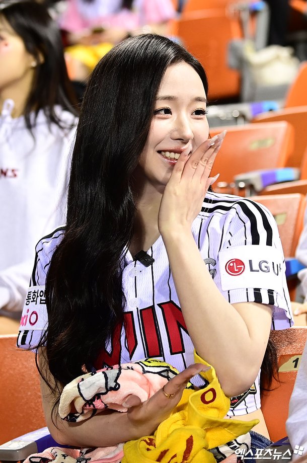 트리플 에스 김채연 LG 경기 김채연 객석 미소 장면