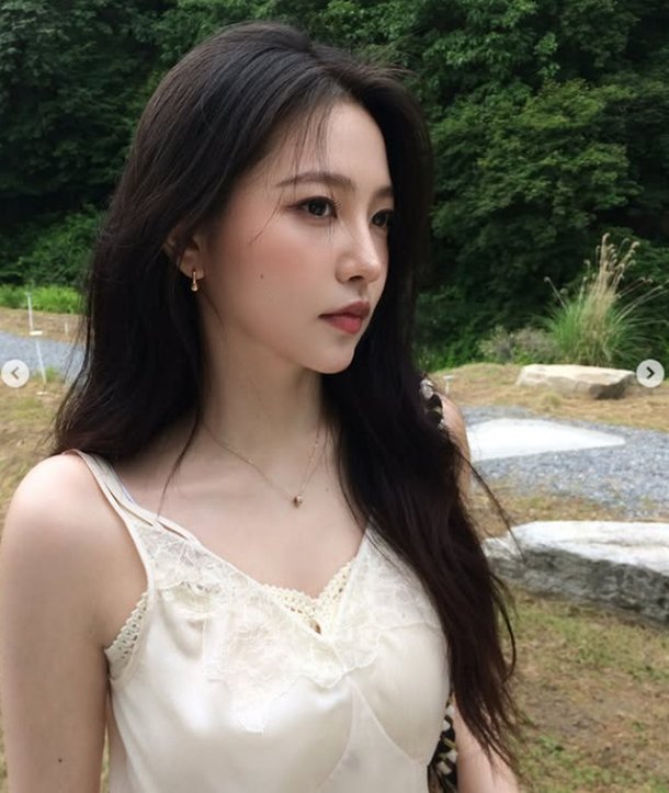 레드벨벳 막내 예리, 벌써 이렇게 성숙해졌어?…데뷔 초 '꼬부기상'과 180도 다른 분위기 : 네이트 연예