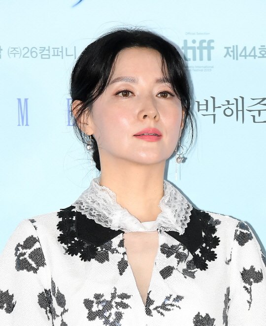 이영애, 7개월 만의 근황 공개…성가대 찬송에 심취 : 네이트 연예
