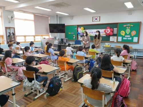 부산 초등 1∼2학년 보조교육에 교대생 215명 투입 : 네이트 뉴스