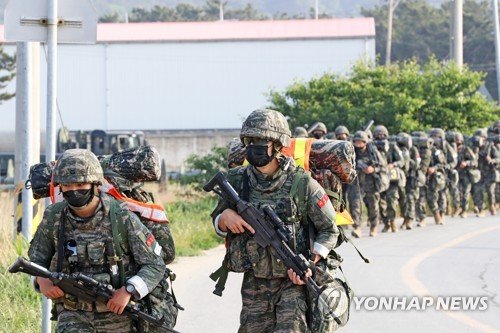 행군하는 해병대원 : 네이트 뉴스