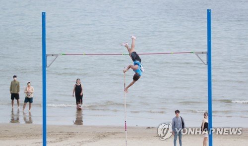 피서철 바다에서 펼쳐진 장대높이뛰기 대회 : 네이트 스포츠