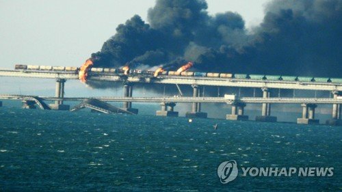 크림대교 폭발로 뺨맞은 러 보복 나서나…'핵버튼' 재촉 우려도 : 네이트 뉴스