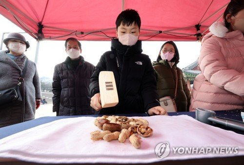 정월대보름 맞아 부럼 깨는 어린이들 : 네이트 뉴스