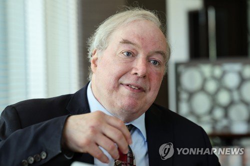 연합뉴스와 인터뷰하는 폴 마이클 테일러 국장 : 네이트 뉴스 Motiv 