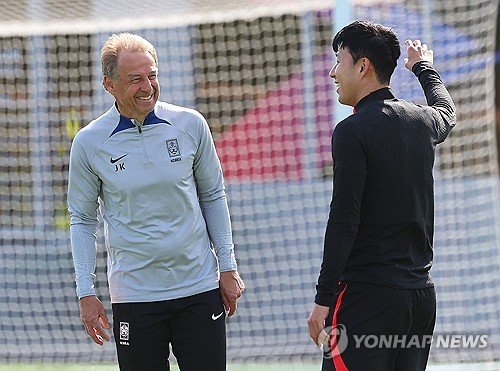 이야기 나누는 클린스만 감독과 손흥민 네이트 스포츠 