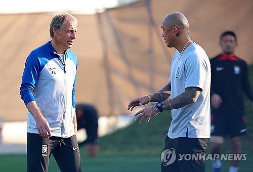 대화하는 클린스만 감독과 차두리 코치 네이트 스포츠 