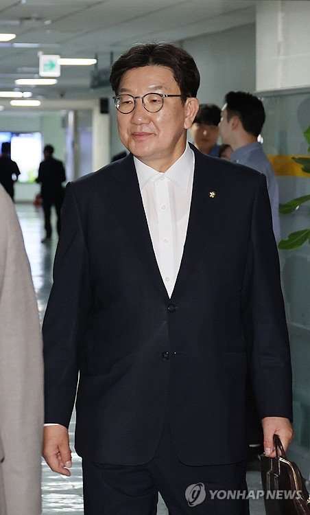 의원실 향하는 권성동 의원 : 네이트 뉴스