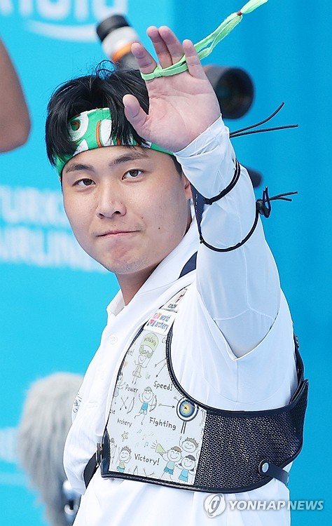 인사하는 이우석 : 네이트 스포츠