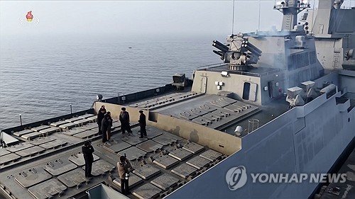 구축함 '최현호' 갑판 살펴보는 김정은 : 네이트 뉴스