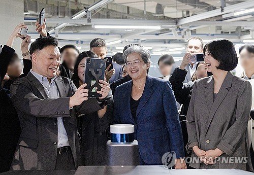 네이버 사옥 둘러보는 리사수 AMD CEO와 최수연 대표 : 네이트 뉴스