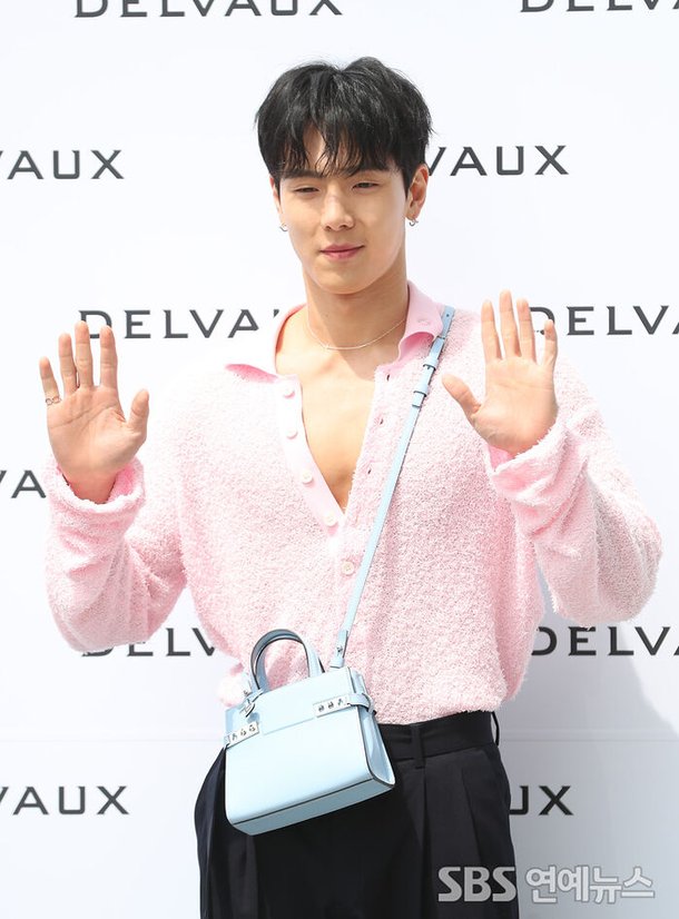 [E포토] 몬스타엑스 셔누, '내 마음도 활짝 오픈' : 네이트 뉴스