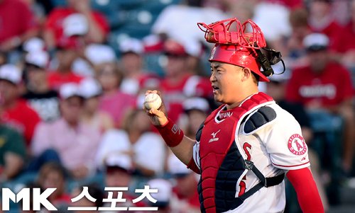 최현, '첫 타자 볼넷은 위험해' [MK포토] : 네이트 스포츠