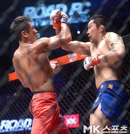 최영vs차정환 '팽팽했던 초반 승부' [MK포토] : 네이트 스포츠