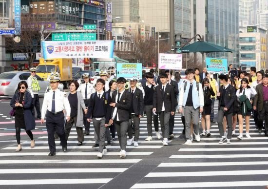 [포토]양재역 사거리 횡단보도 열리다 : 네이트 뉴스