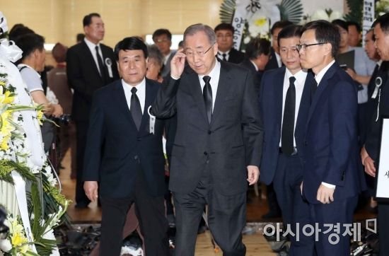 [포토] 김종필 전 총리 빈소 찾은 반기문 : 네이트 뉴스