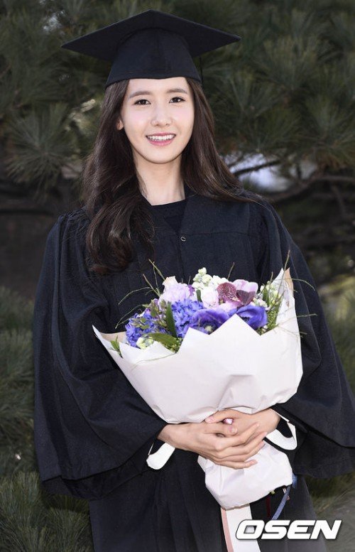 YoonA receives same award as boyfriend Lee Seung-gi at graduation ...