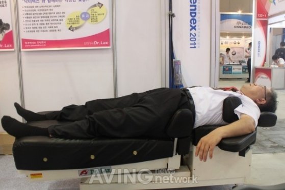 [SENDEX 2011 현장] 아주메딕스, 미세한 견인과 8커브 무브먼트로 척추재활 치료하는 '닥터렉스' : 네이트 뉴스