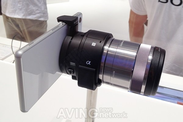 [IFA 2014] Smartphone Transforms Into DSLR, Lens Interchangeable 'QX1 ...