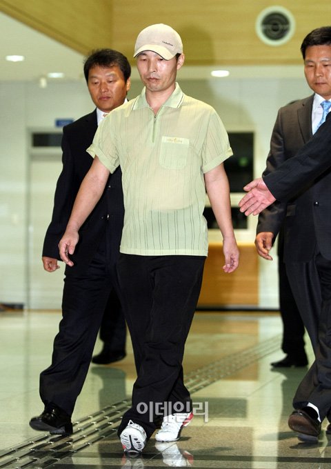 [포토]굳은 표정 유씨, 137일만에 남한 땅 밟다 : 네이트 뉴스