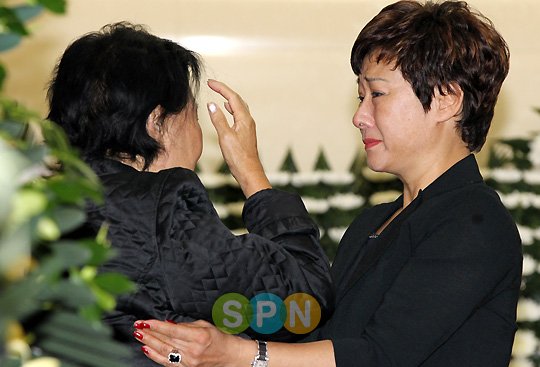 [포토]배연정 `울음 참으며 유가족 위로` : 네이트 연예