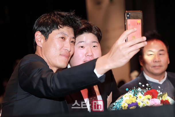 [포토] 최현-임성재 '스승과 제자가 셀프 촬영' : 네이트 스포츠