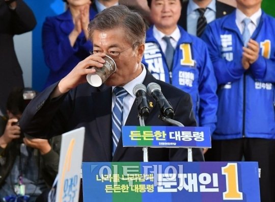 [포토] 문재인 '목부터 축이고' : 네이트 뉴스