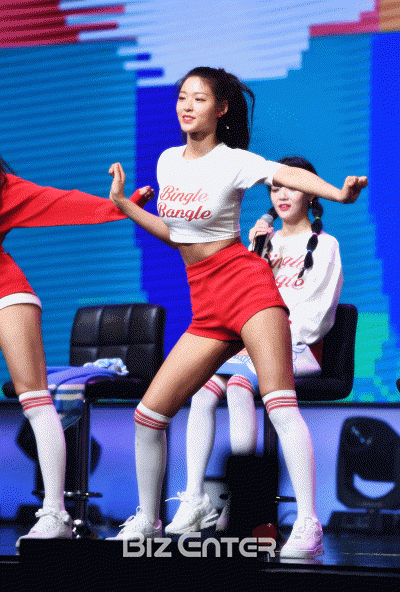 [비즈★짤] Aoa 설현, 엉덩이를 흔들어봐~ '빙글뱅글(Bingle Bangle)' : 네이트 연예
