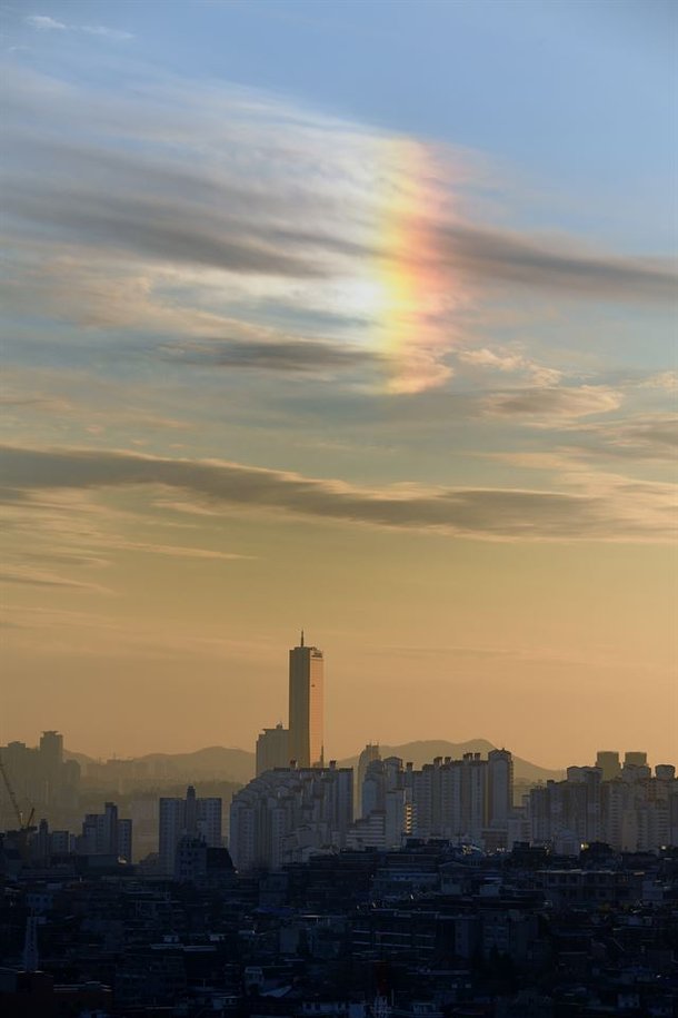 황사가 물러난 하늘에 무지개구름 채운(彩雲) : 네이트 날씨