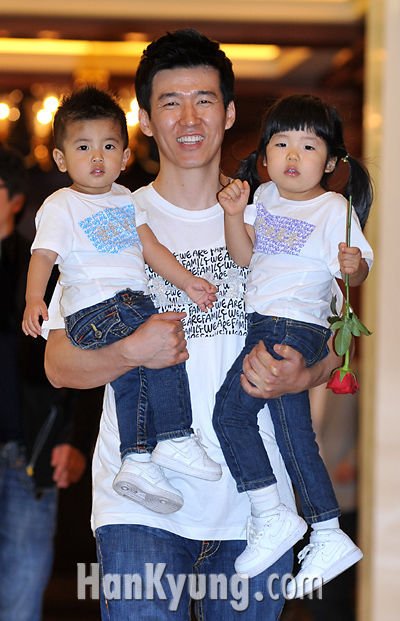 [포토] 션, '혜영이는 감기때문에 못왔어요' : 네이트 연예