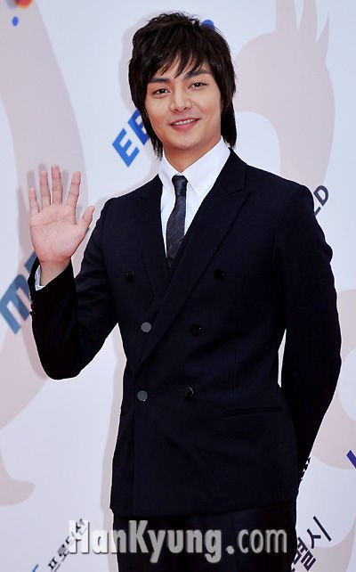 [포토] 김준, '부드러운 미소로 포토타임을' : 네이트 연예