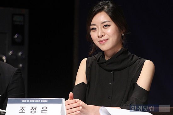 [포토] 뮤지컬배우 조정은, '수줍은 미소가 아름다워~' : 네이트 연예