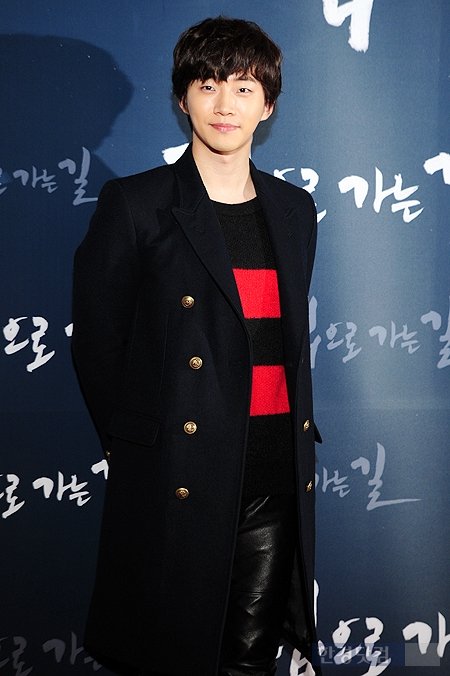 [포토] 2PM 준호, '영화 재밌게 볼게요~' : 네이트 연예