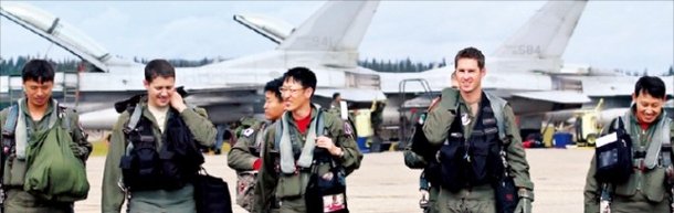 한국 공군 소령 첫 다국적 비행편대 지휘 : 네이트 뉴스