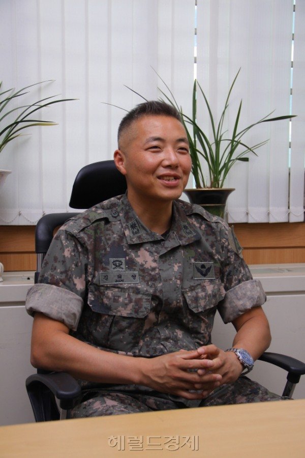 이 사람 - 새로운 신문 훈련 시스템 발명특허 낸 김태영 소령 : 네이트 뉴스