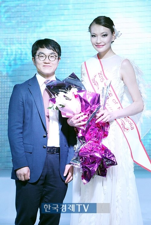 [포토]포에버뷰티메디컬 그룹 정해진 대표 'T.OYUN-ERDENE, 아시아뉴스타모델 몽골 1위 축하해' : 네이트 뉴스
