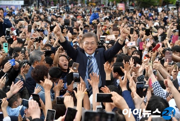 [포토]문재인, '지지 인파 속에서!' : 네이트 뉴스