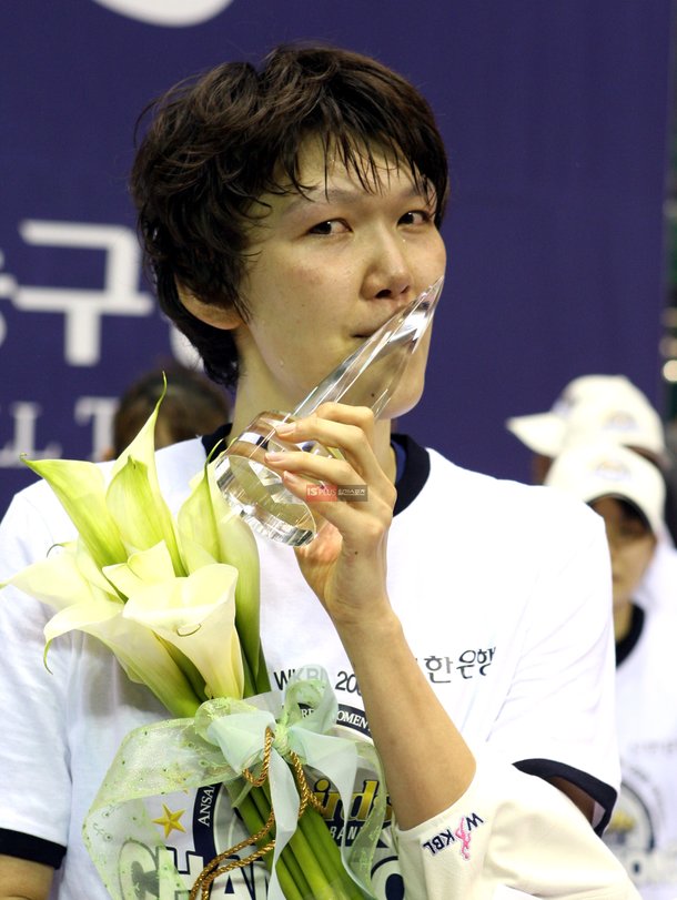 신한은행, 3시즌 연속 통합우승…하은주 MVP : 네이트 스포츠