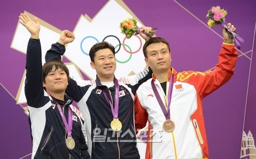 [포토] 진종오-최영래 ‘대한민국 파이팅!’ : 네이트 스포츠