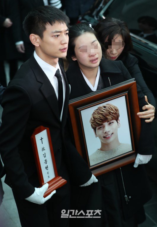 [포토]故 종현 발인, '유가족 챙기는 민호' : 네이트 연예