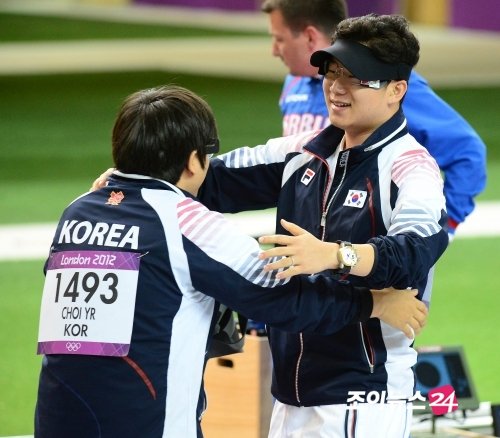 [포토]진종오-최영래, '우리가 해냈어!' : 네이트 스포츠