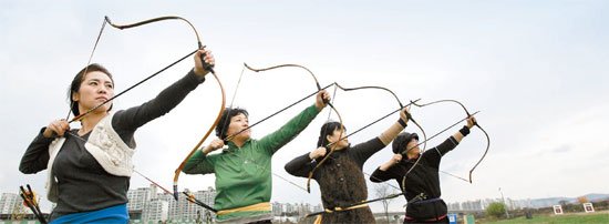145m 앞 과녁 향해 시위 당기다 … 명궁 꿈꾸는 주부들 : 네이트 뉴스