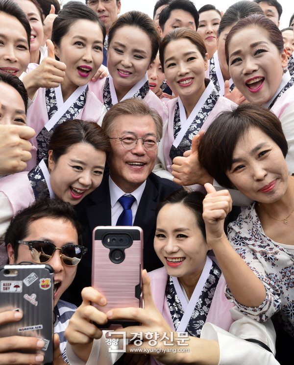 [경향포토]문재인 대통령의 인기 : 네이트 뉴스